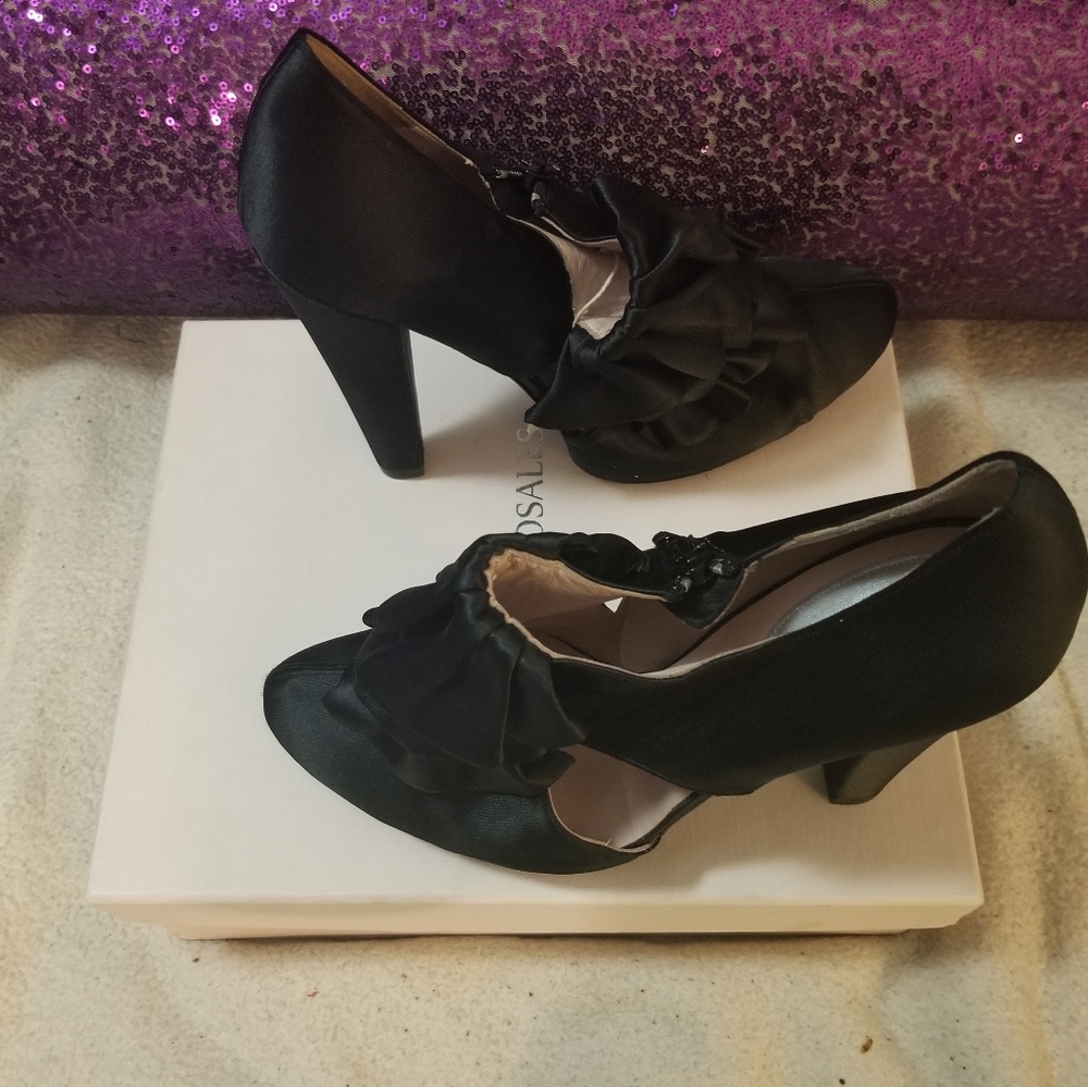 Satin pumps